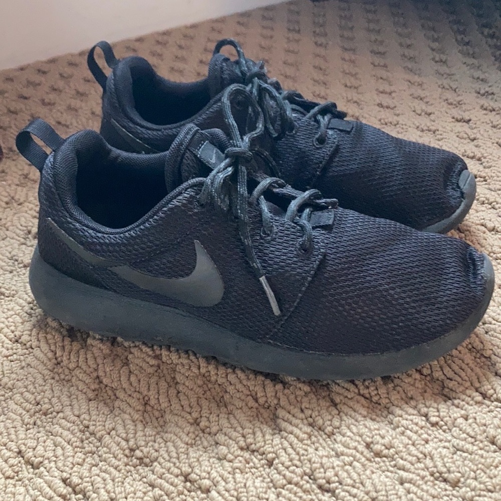 Nike Roshe Black 6.5